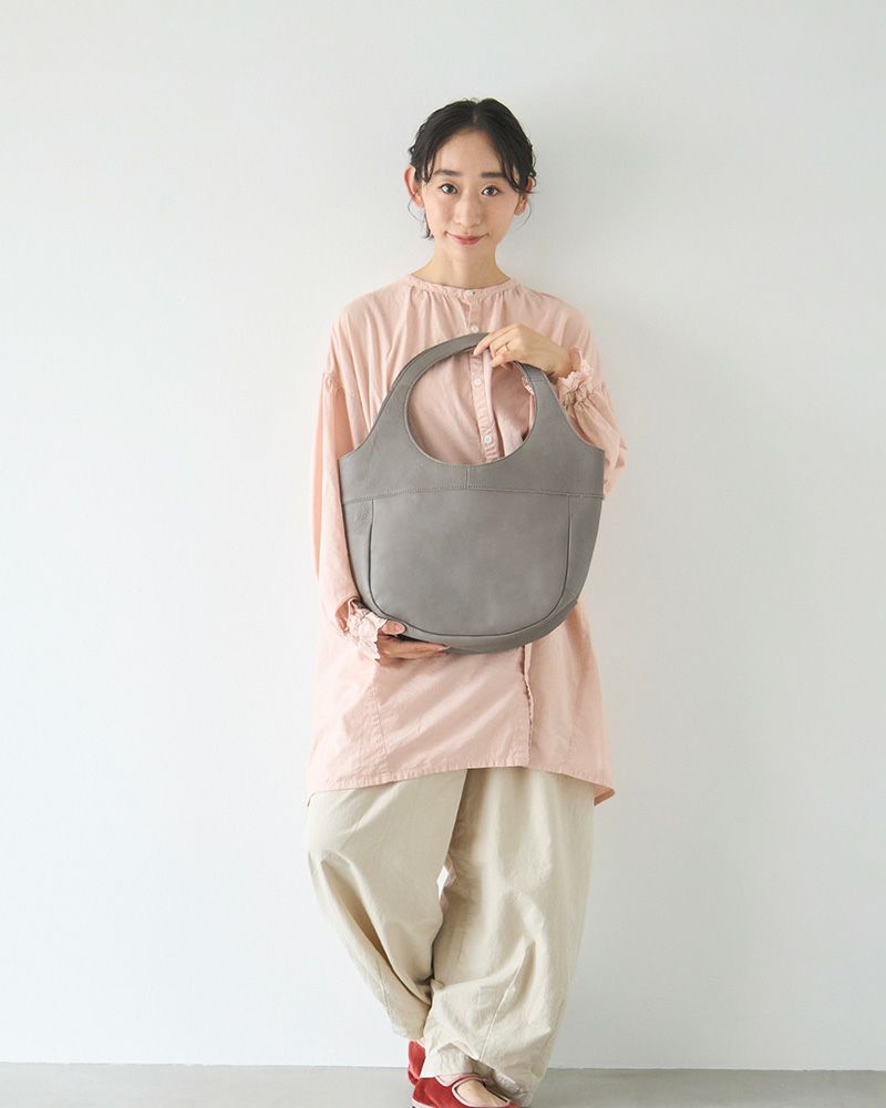 グレーはコーディネートに合わせやすく1年中活躍するカラー