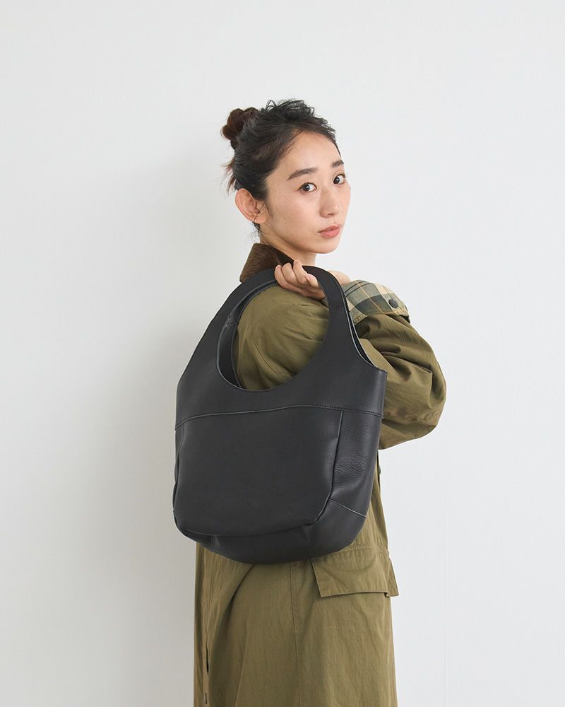 甘いデザインをきゅっと引き締めてくれるブラック