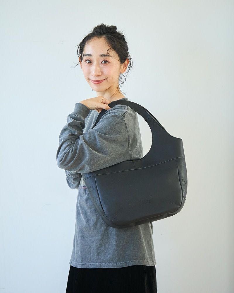 甘くなりすぎず大人可愛いコーディネートにまとめてくれるブラック