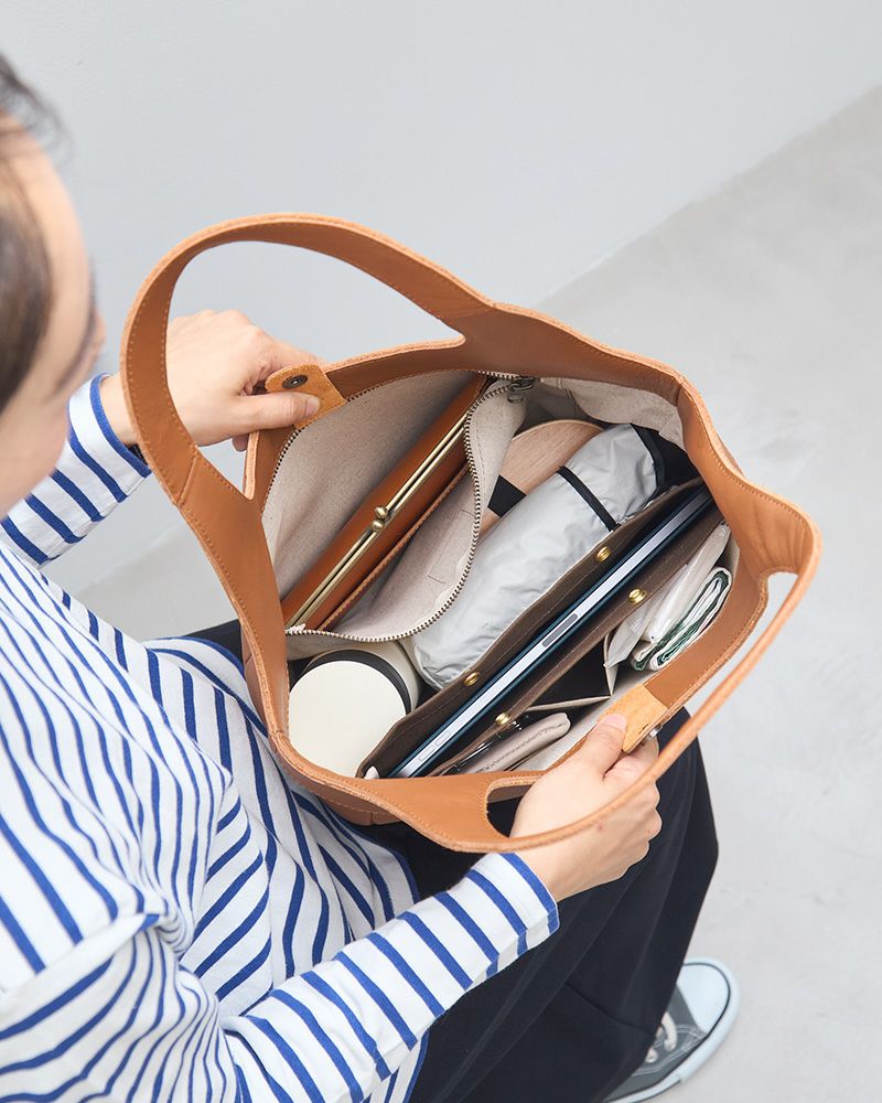 まぁるい持ち手で、コロンとしたフォルムがやさしい「ドーナツ バッグ(L) 」