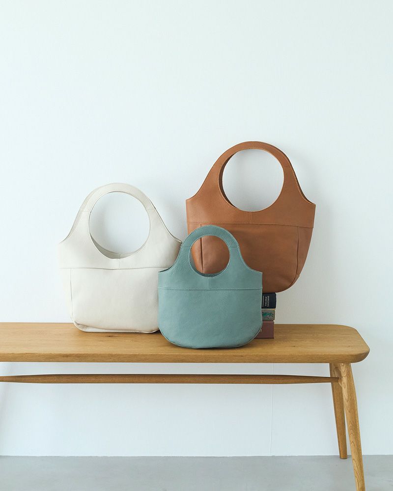 左から、ドーナツバッグ（L）クリーム、ドーナツバッグ（M）キャットブルー、ドーナツバッグ（L）キャラメル