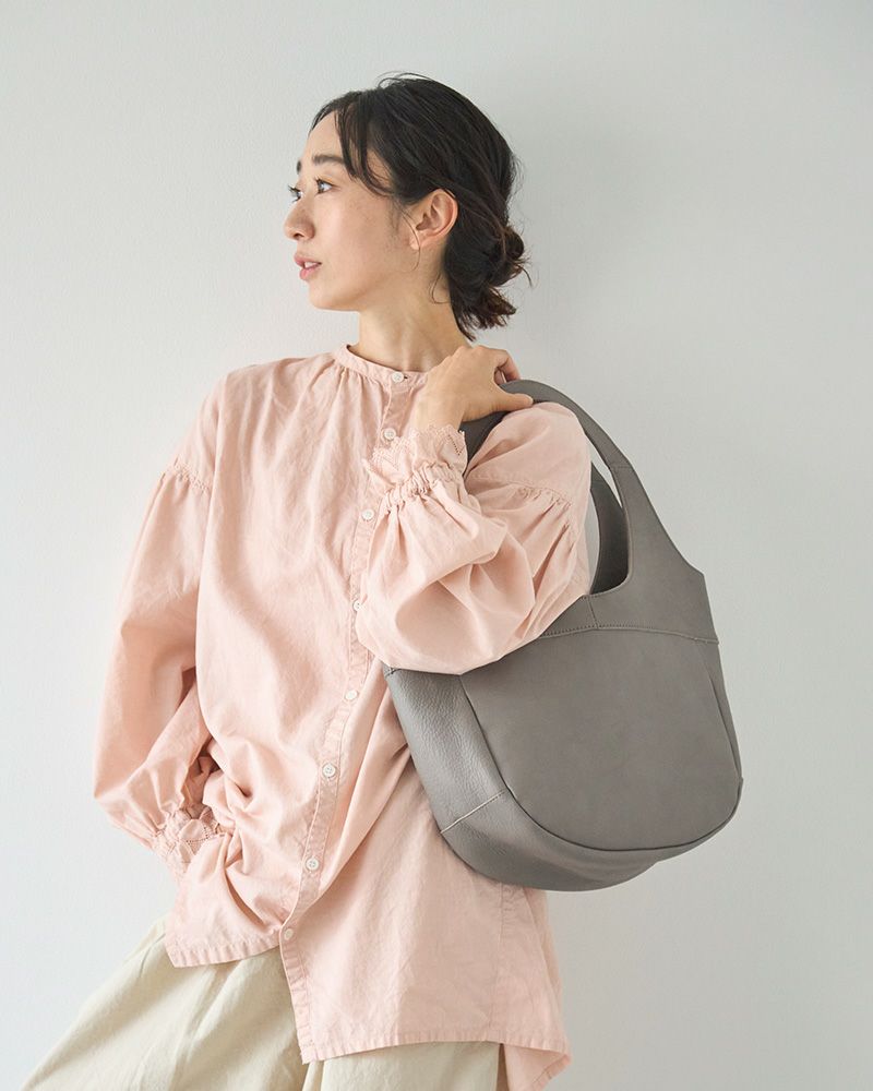 洋服にも合わせやすい万能カラー、ピュアグレー