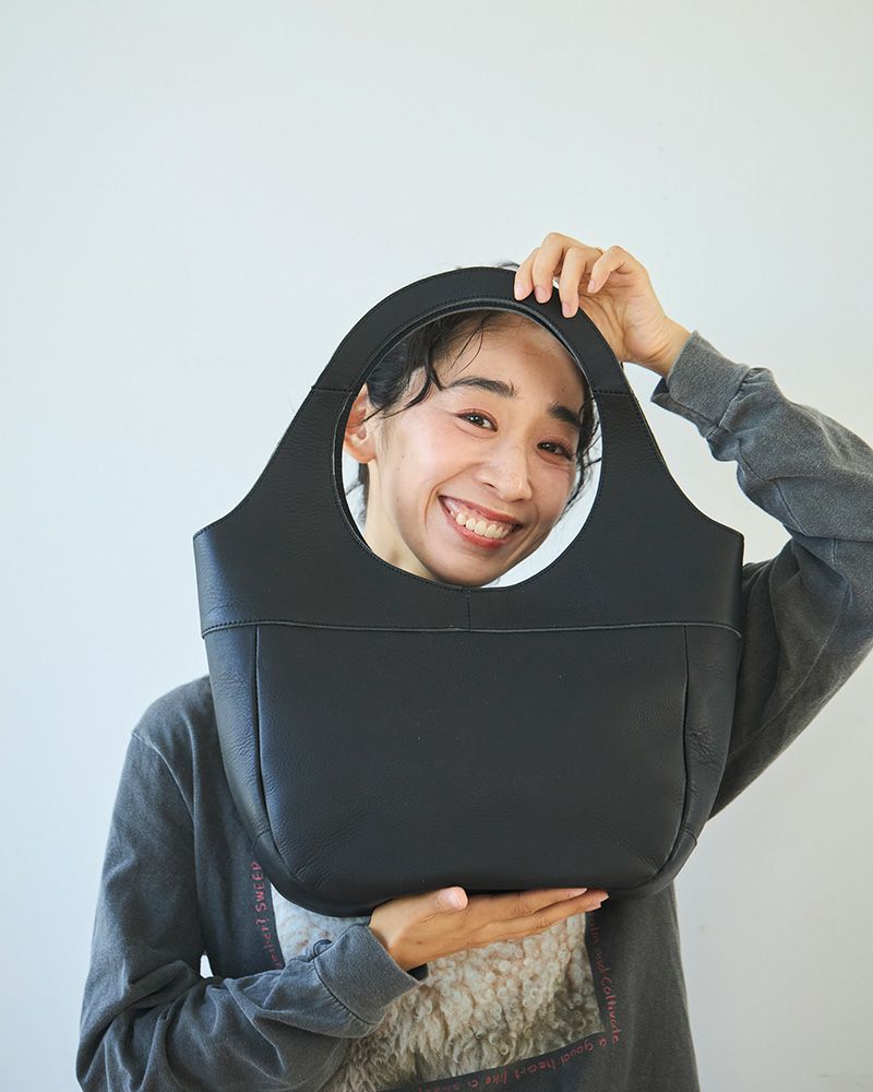 ドーナツのように丸い穴が開いたときめくフォルムです