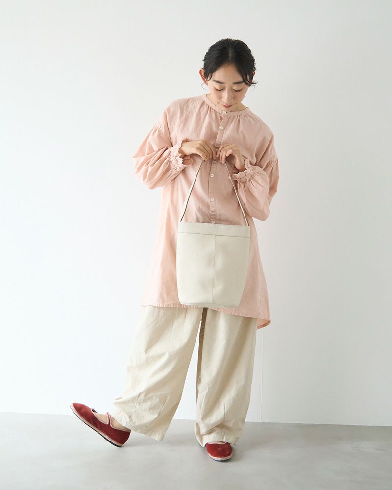 荷物も気持ちもまあるく包む革トートバッグ