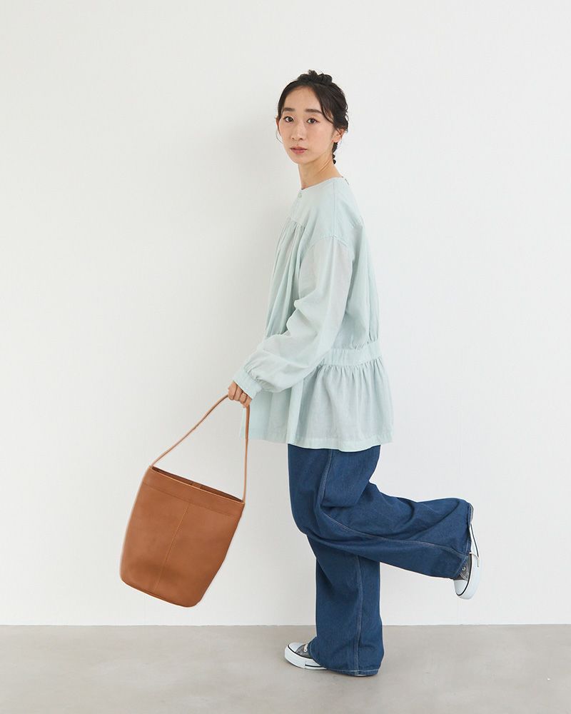 普段着にさっと持つだけで上品カジュアルに仕上がるバッグ