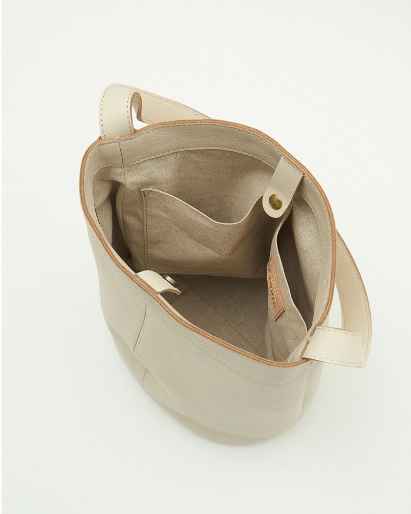 長財布やポーチもきちんと収まる安心感