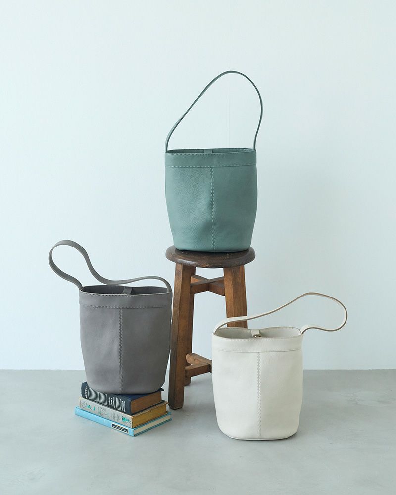 ONにもOFFにも活躍するmarucoバケツトート（左から、ピュアグレー、キャットブルー、クリーム）