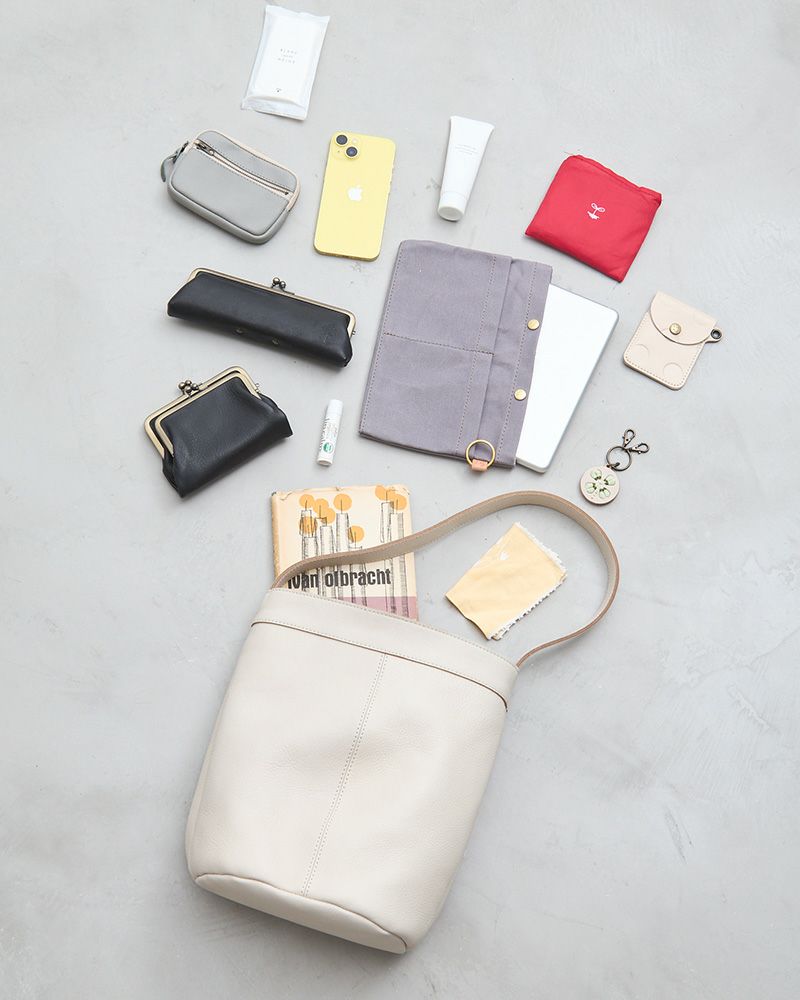 荷物が多くてもスマートに見えるシルエットの革トート