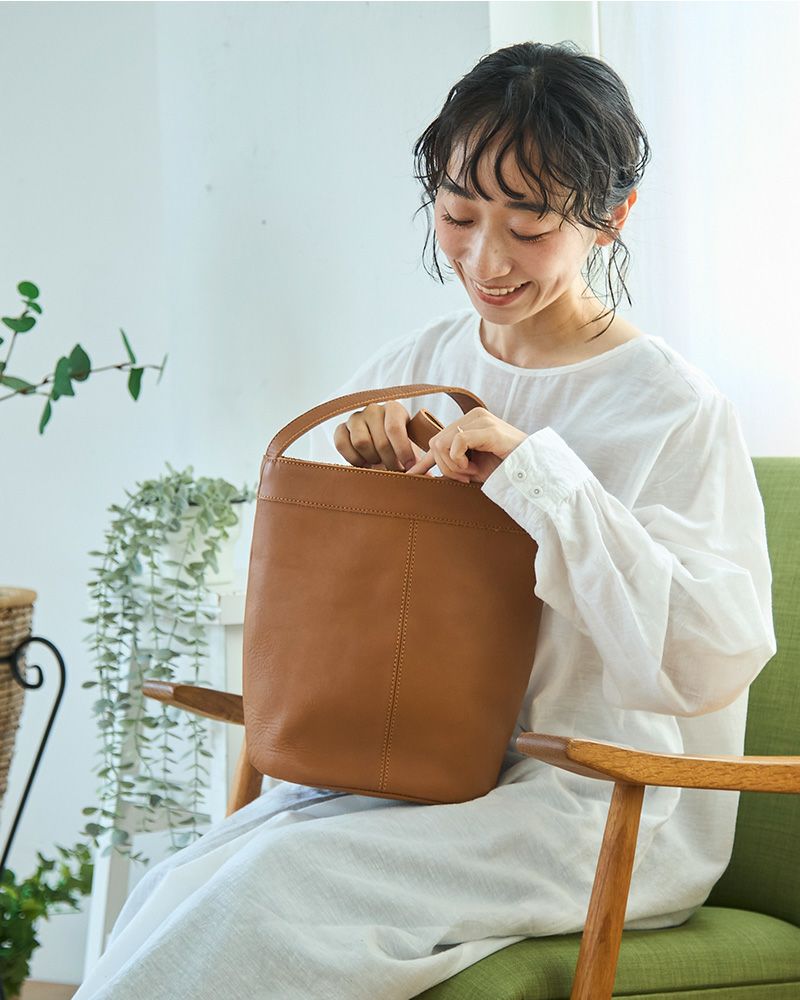 革の自然な表情を楽しめるキャメルカラー