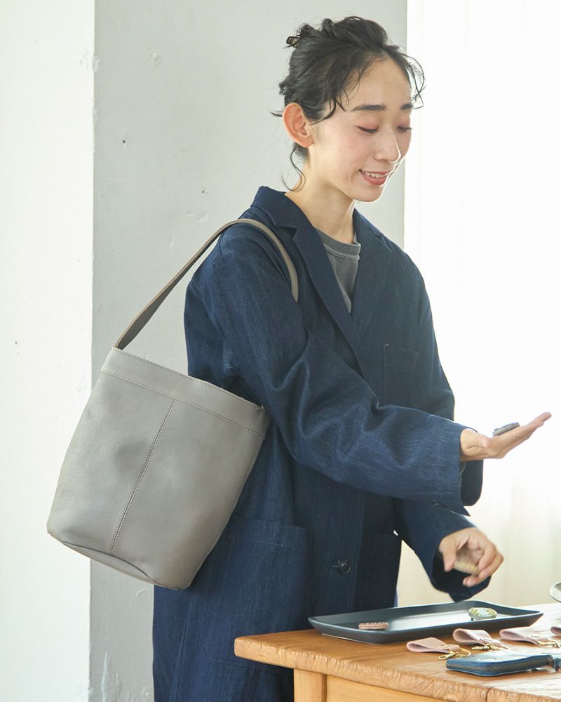 爽やかなピュアグレーのmarucoバケツトート