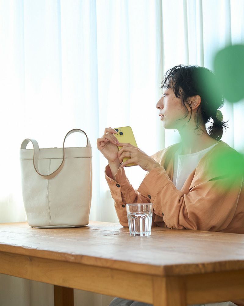 カフェで本と過ごすひとり時間に寄り添う革トートバッグ