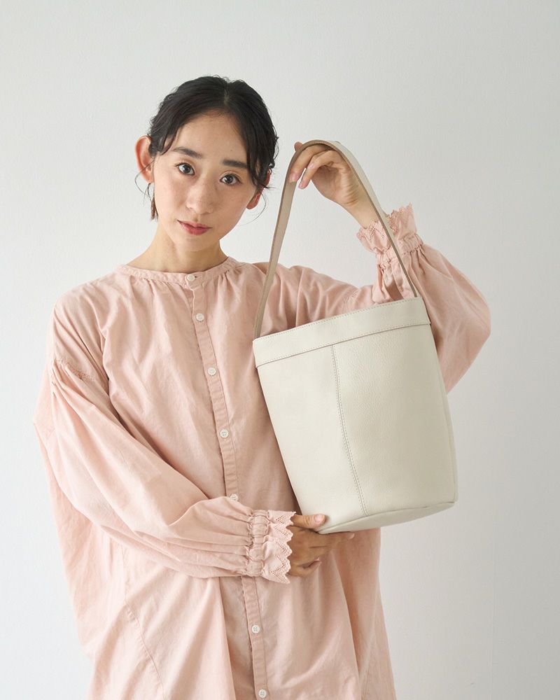 クリーム色が毎日にやさしい彩りを添えるバッグ