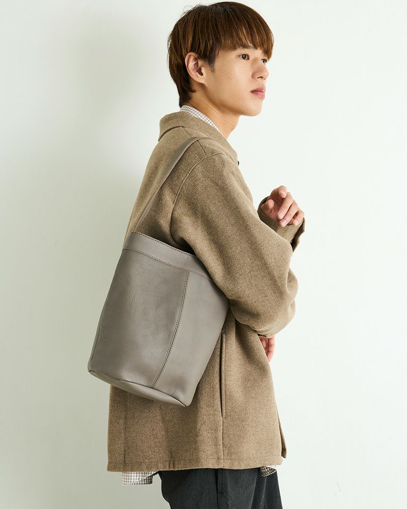 どんな洋服にも合わせやすいピュアグレー