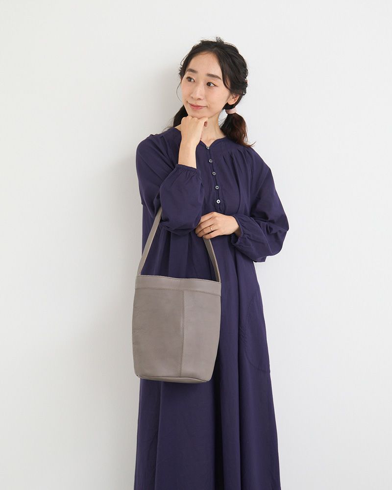 爽やかなピュアグレーが毎日に軽やかさを添えるトートバッグ