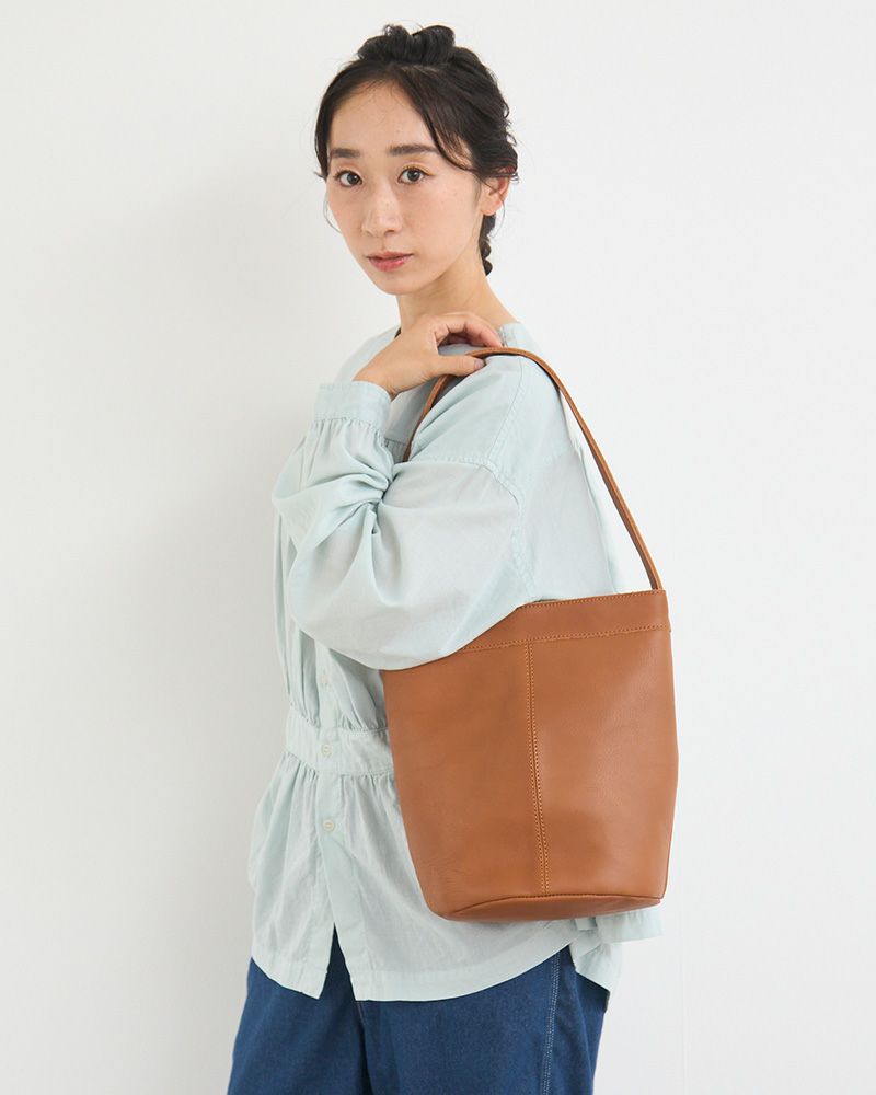 キャメルカラーで落ち着いた印象のmarucoバケツトートバッグ