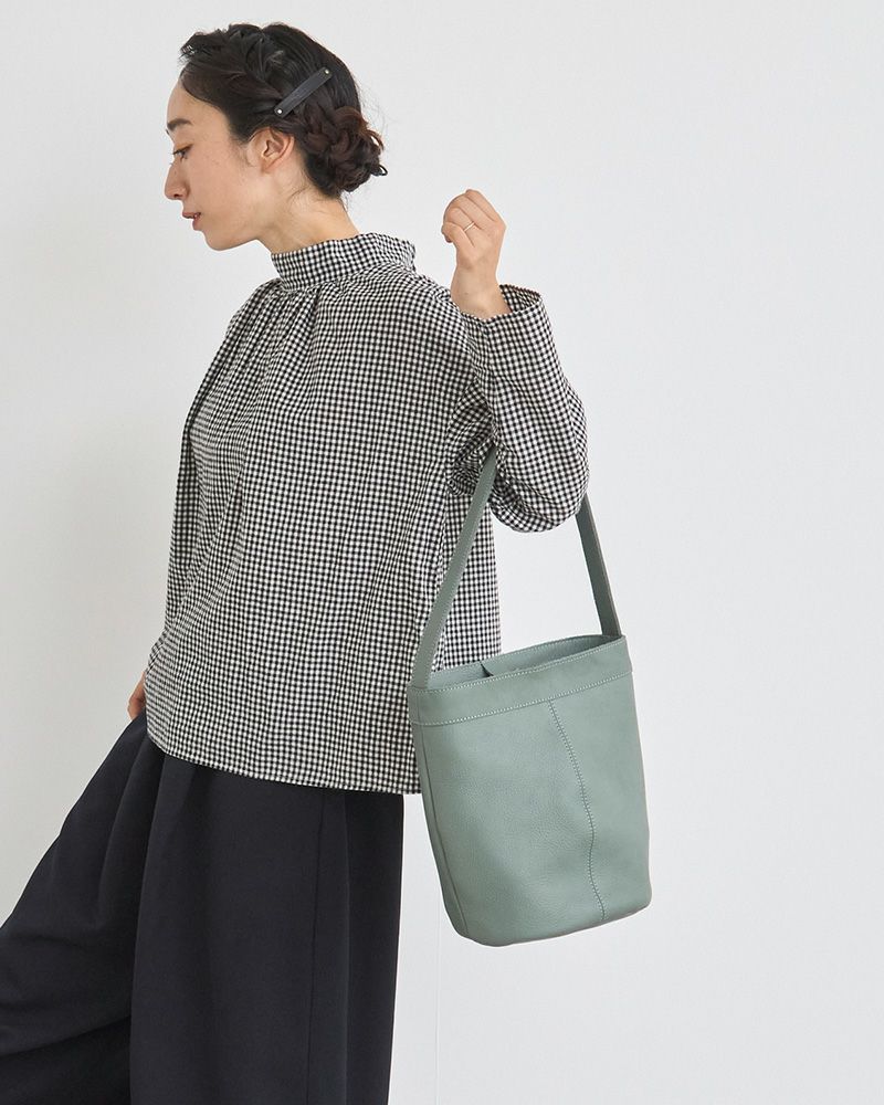 キャットブルーが大人のカジュアルに映える革トートバッグ