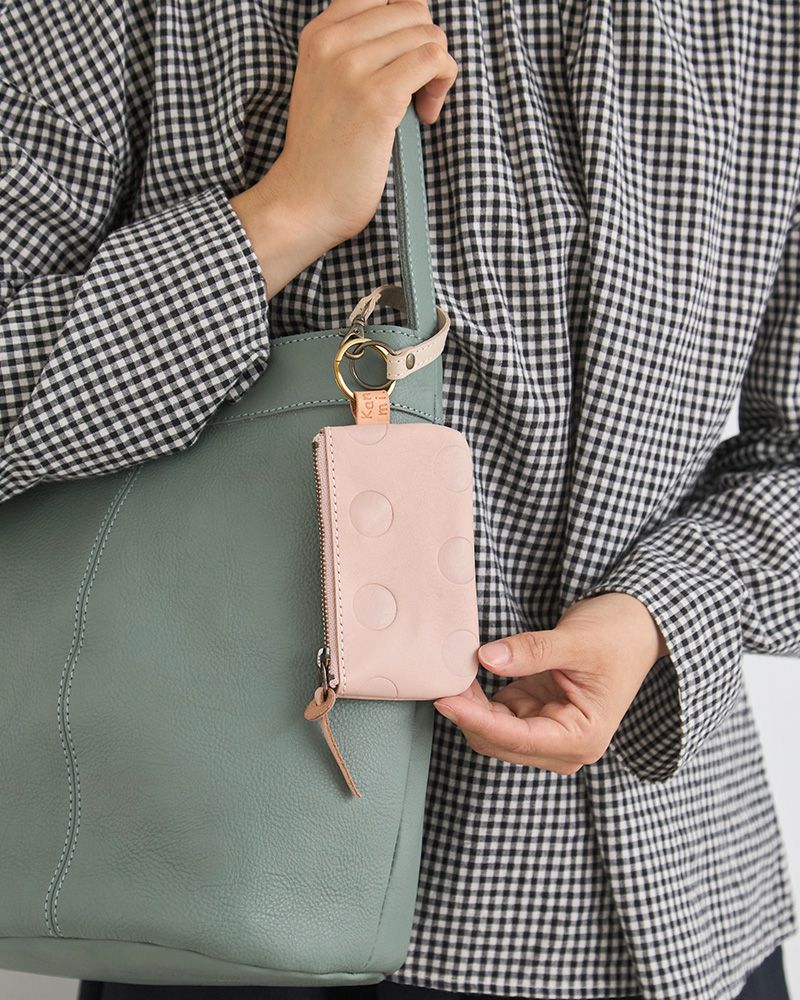 別売りのフリーミニストラップにキャンディフラットポーチ（S）を組み合わせれば便利なアクセントに