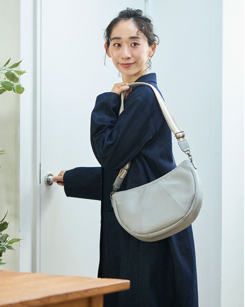 防水レザーで雨の日も安心、本革ショルダーバッグ