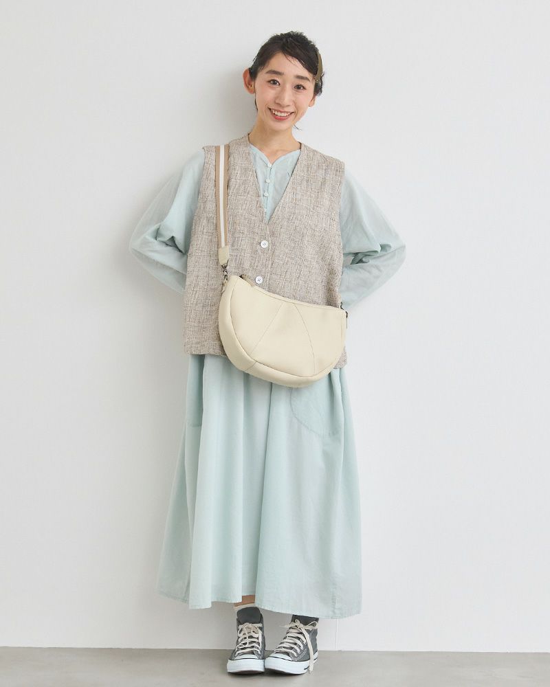 小ぶりに見えて収納力抜群の防水レザーバッグ