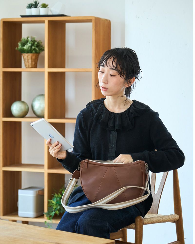 ナチュラル派に人気の防水本革ショルダー