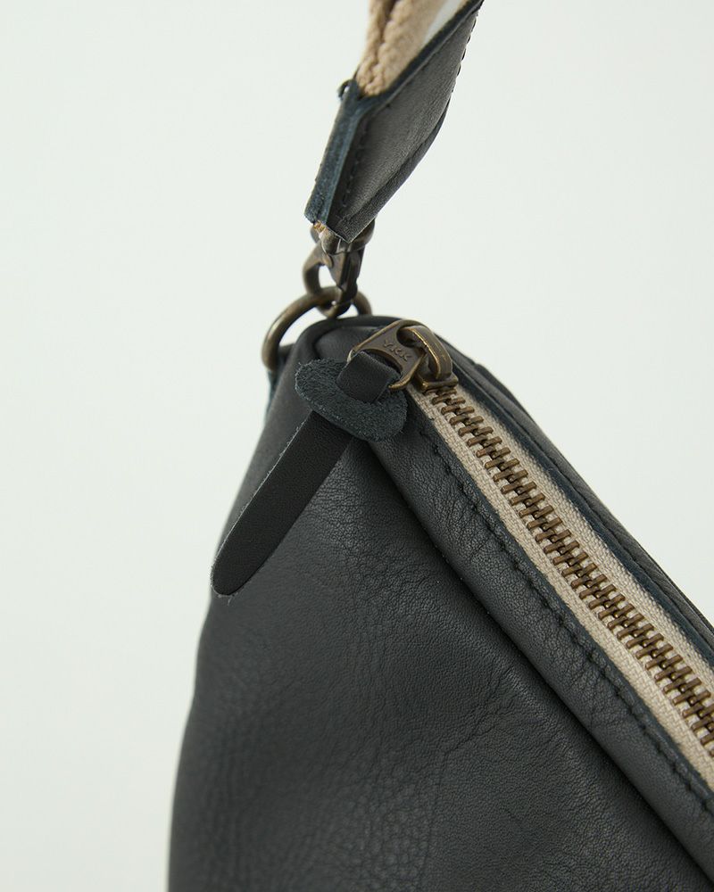 端まできちんと閉まるファスナー開閉で安心