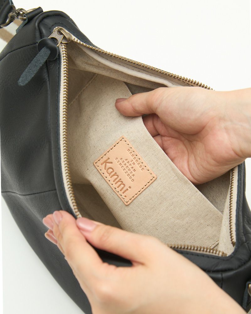 内布にはKanmi.オリジナルロゴの革タグがついています