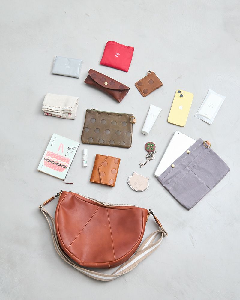 コンパクトで大容量、防水レザーショルダーバッグ