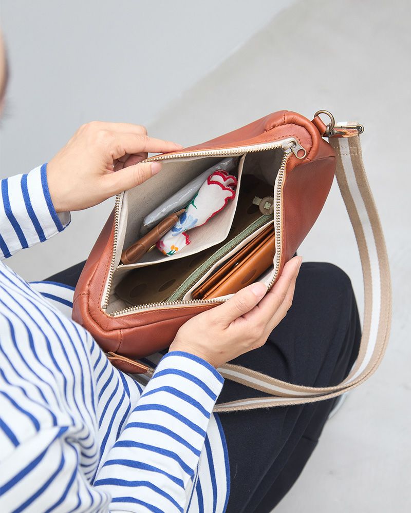 長財布もすっきり収納できる大容量バッグ