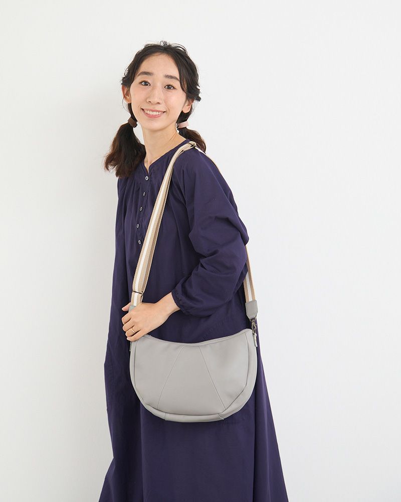 カジュアルにもきれいめにも合わせやすい爽やかなグレー