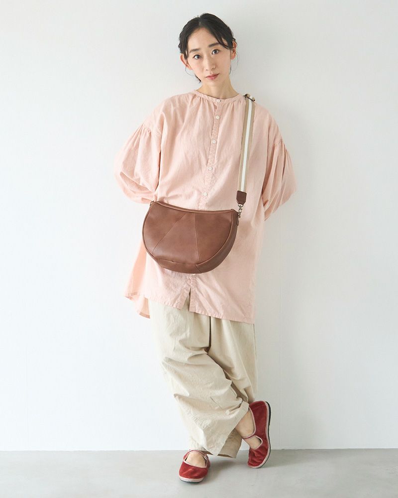 落ち着いたカラーが魅力の防水本革バッグ