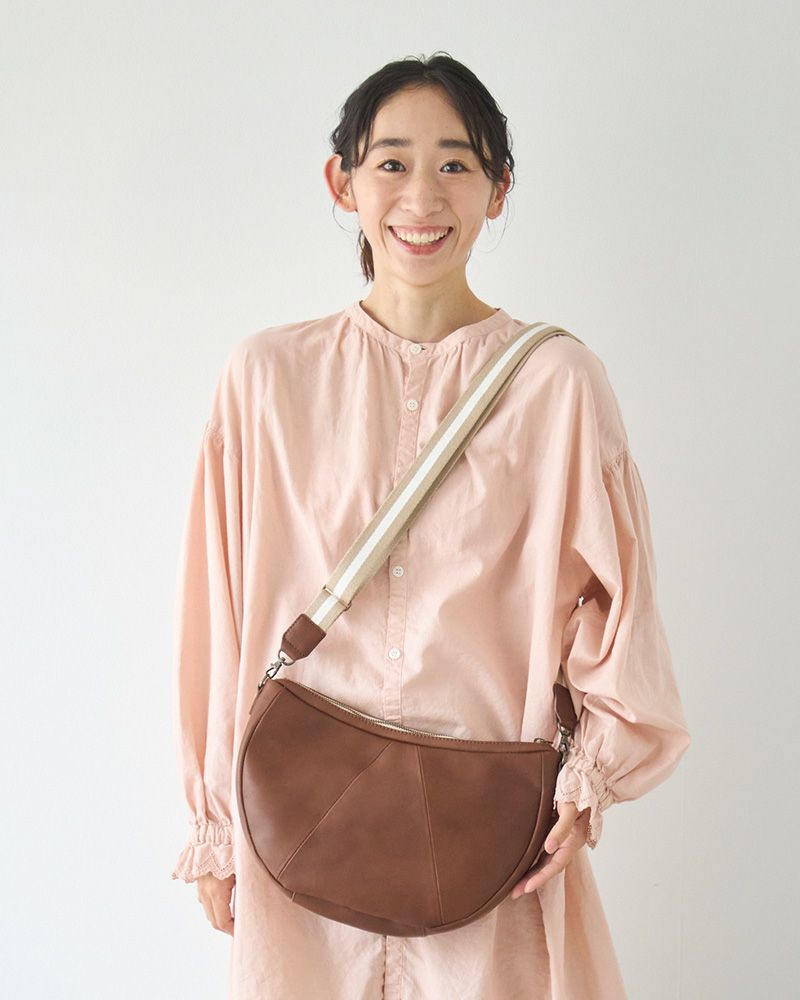 大人可愛いのに上質な革の質感を感じさせるダークブラウン