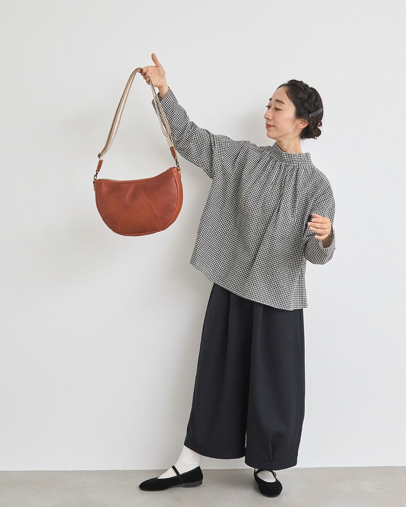 暖色トーンで大人可愛い防水レザーショルダー