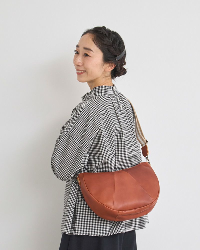 温もり感じるレンガ色、コーデのアクセントにもなる防水本革ショルダー