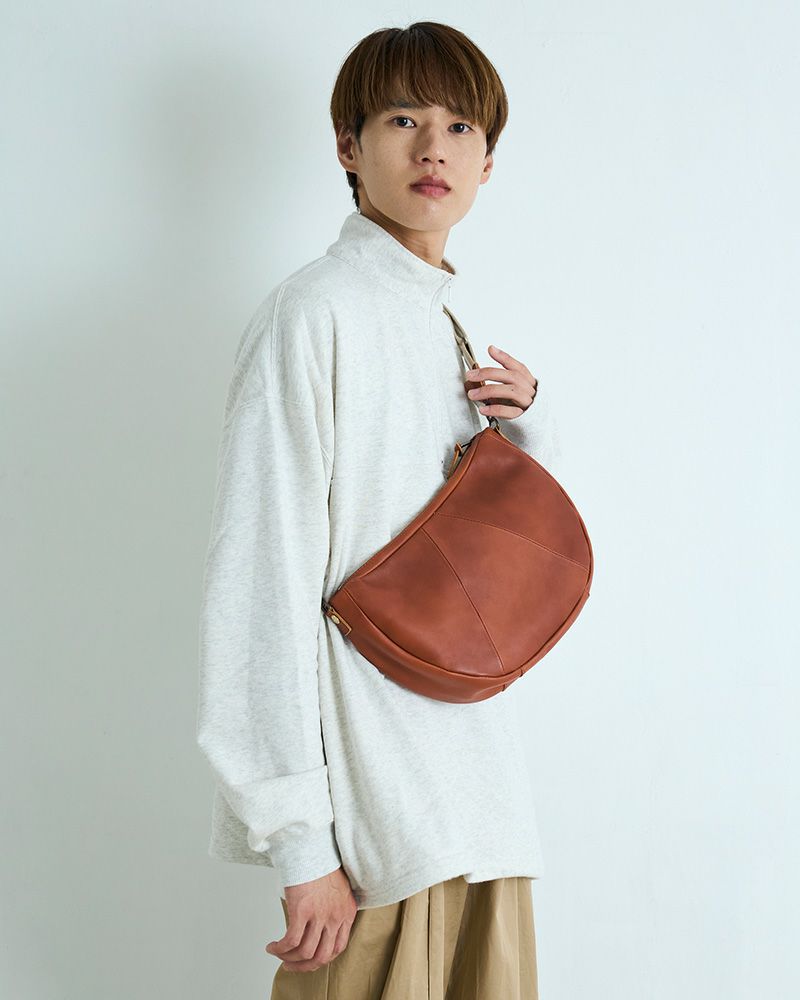 温もり感じるレンガ色、男性にも似合う防水本革ショルダー