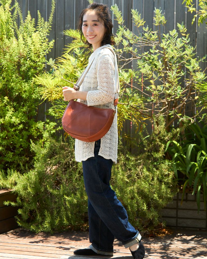 秋冬コーデに映えるレンガカラーの本革バッグ