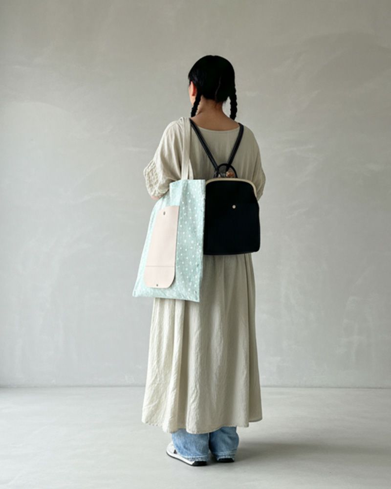 絵本の中から抜け出てきたような遊び心あふれる柄が特徴のコンパクトになるトートバッグ。（カラー：ことりの散歩）