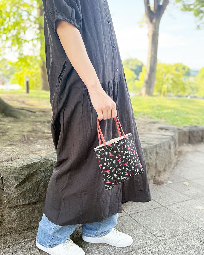 レトロかわいい総柄が魅力のmoda fabricsの生地とレザーハンドルと組みあわせたミニトートバッグ