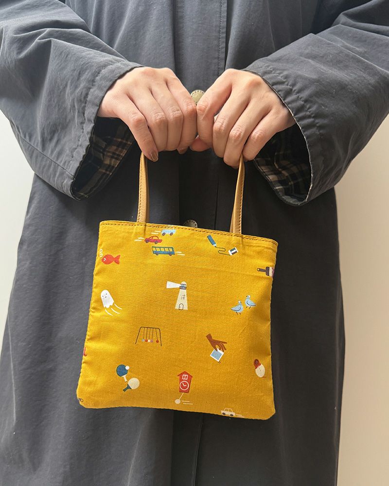 カフェや買い物にぴったりなレトロ柄のポケットトートバッグ