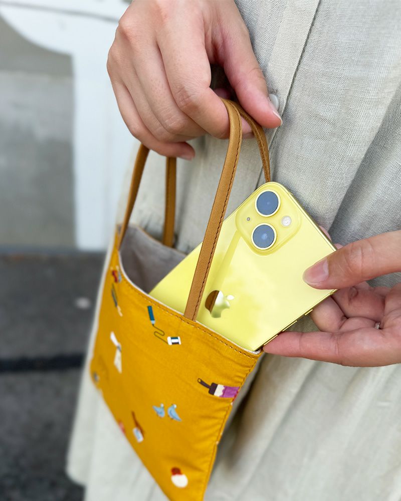 財布やスマホがちょうど入るサイズ感のポケットトートS