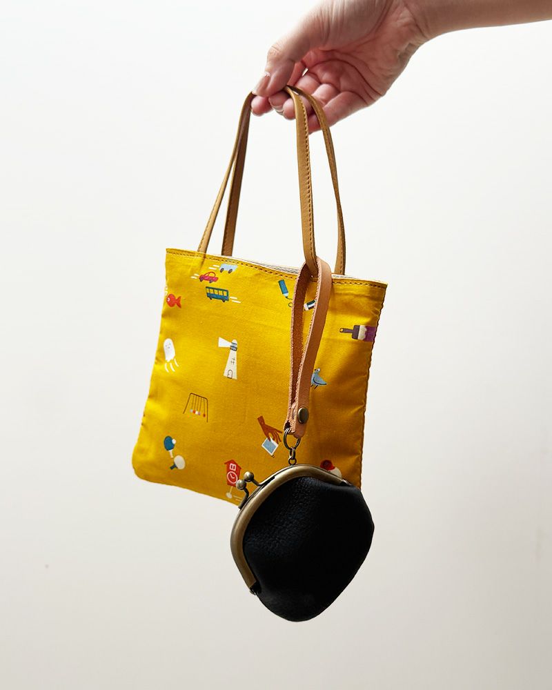 別売りのがま口バッグチャームと組みあわせておでかけにピッタリ