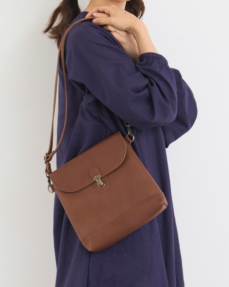 ナチュラルで落ち着いたデザイン。きれいめにもカジュアルにも合わせやすい万能バッグです。