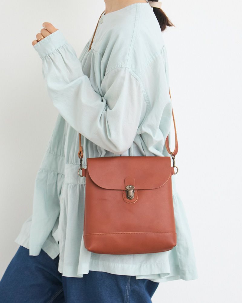 旅行のサブバッグにぴったり。パスポートや貴重品をまとめて持ち歩ける防水レザーポシェット。