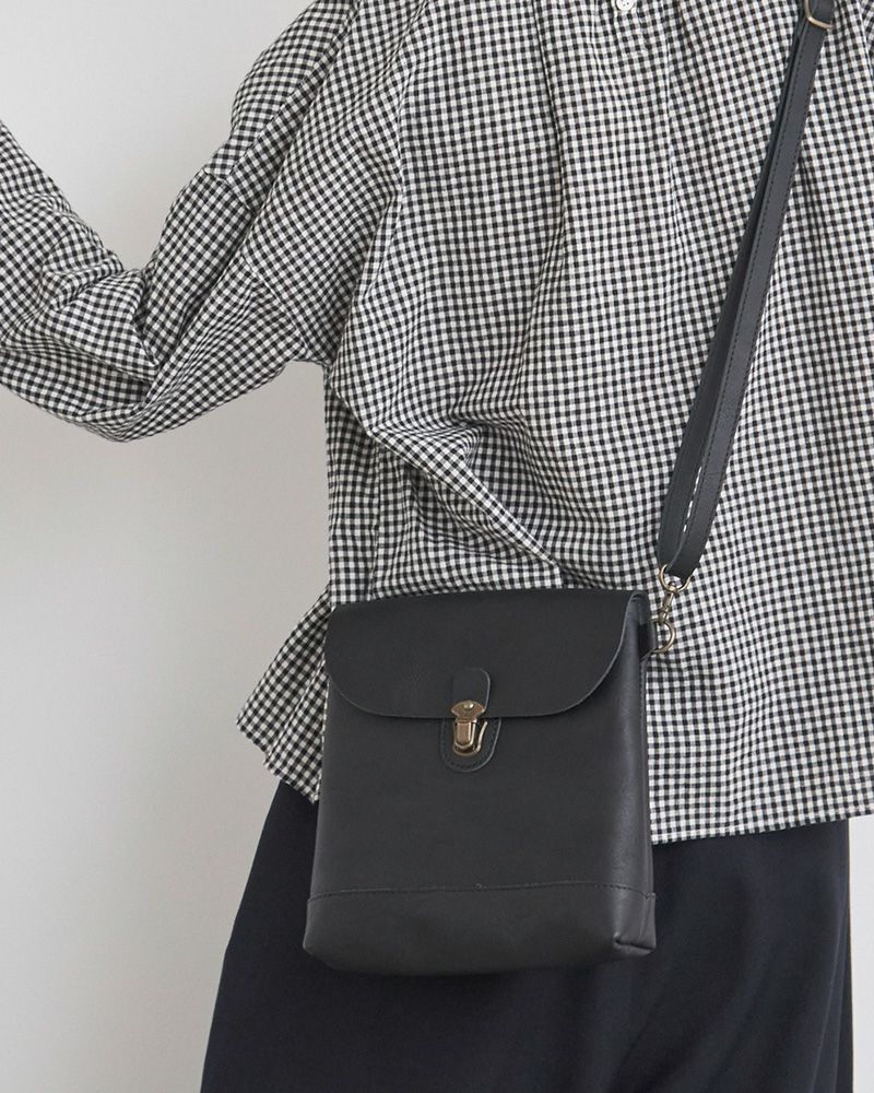 シンプルデザインで飽きがこない。革の経年変化を楽しみながら長く愛用できます。