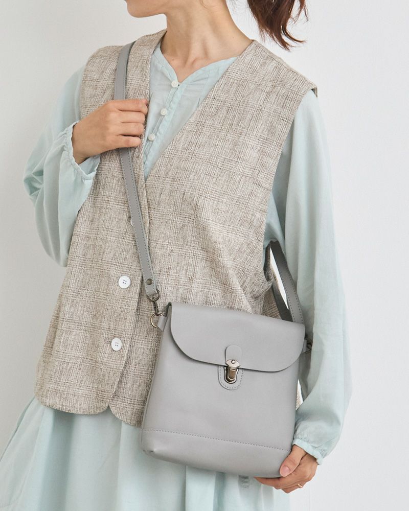 ショッピングやカフェにも最適。荷物をすっきりまとめられる革ポシェットです。