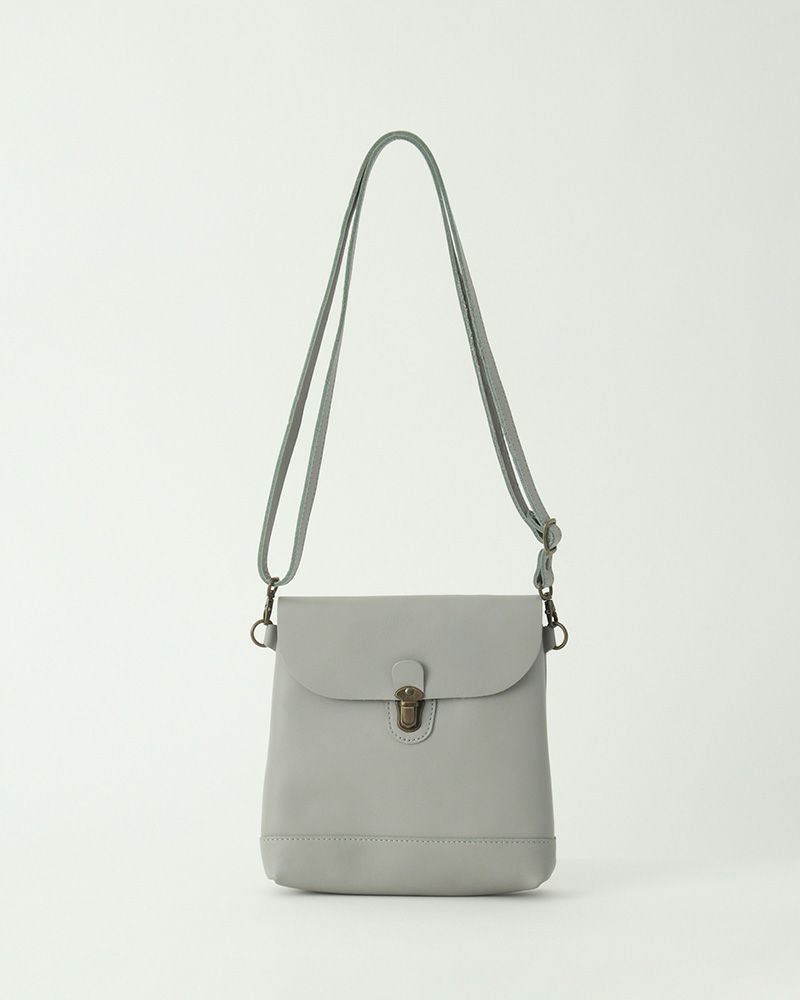 レトロかわいい差し込み金具で開閉も簡単。大人のナチュラルコーデに似合う本革ポシェットです。