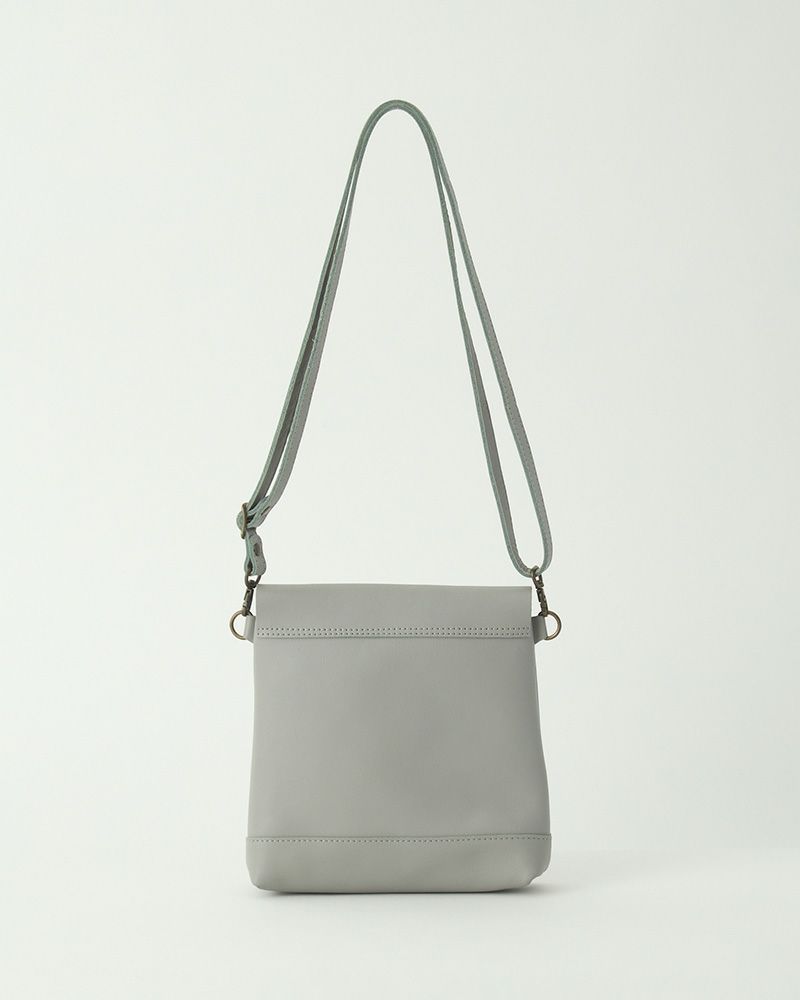 スコッチガード防水レザーを使用。革の風合いを活かしつつ水を弾く、頼もしい相棒バッグ。