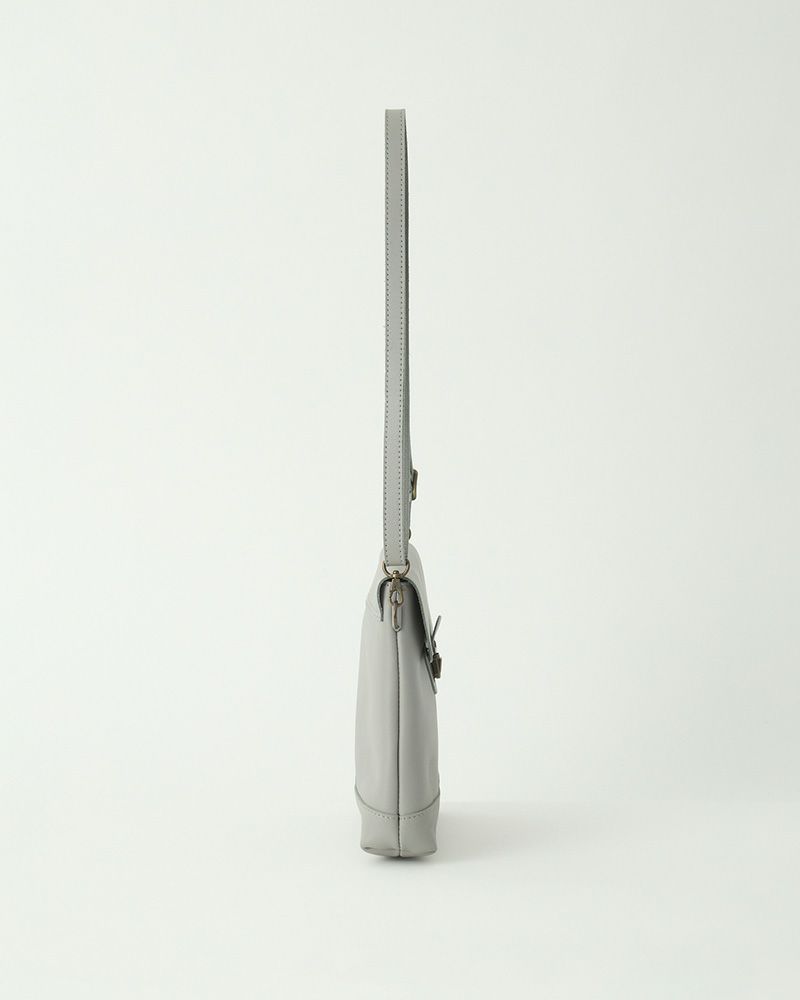 小ぶりながらマチ幅6cmで収納力あり。コスメポーチやハンカチもすっきり収まります。