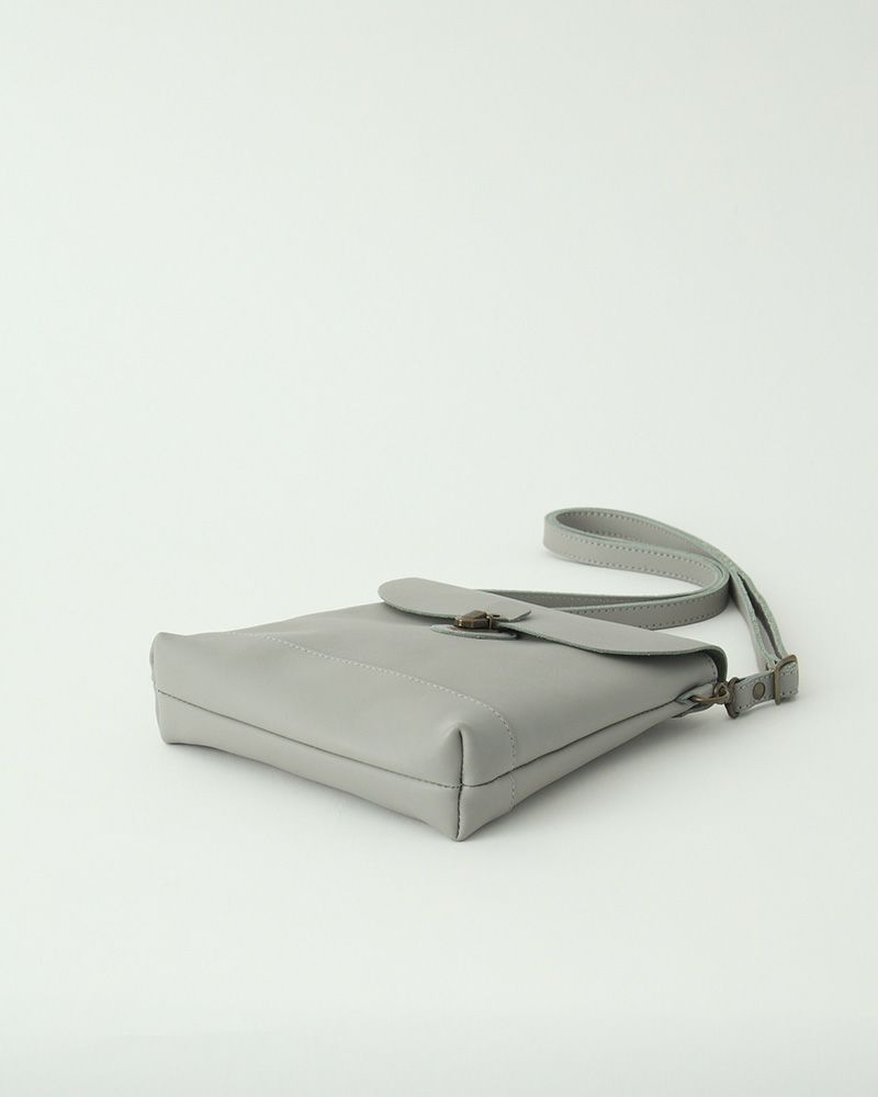 マチ付きで見た目以上の収納力。必要な荷物がしっかり収まります。