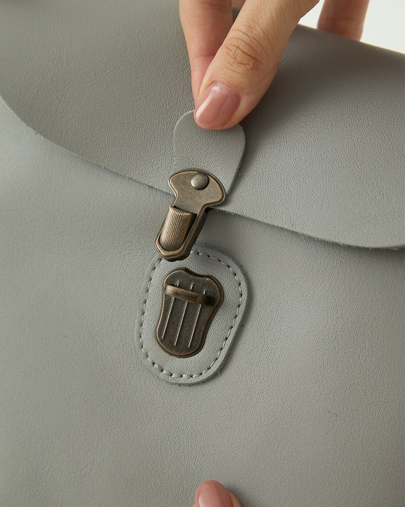 差し込み金具がポイントの本革ポシェット。