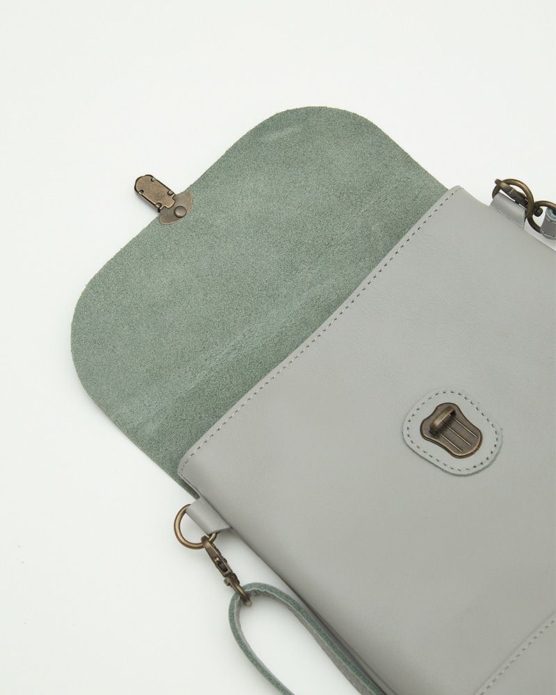 レザーの手触りと軽さが魅力。毎日持ち歩きたくなるポシェットです。